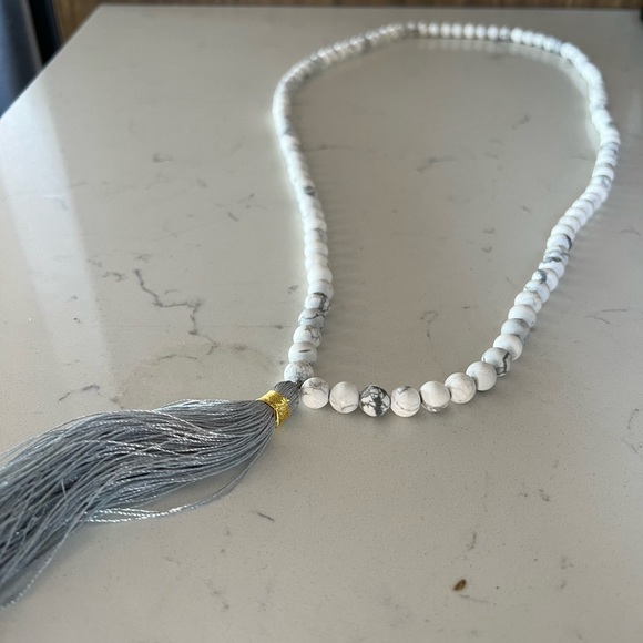 Howlite mandala crystal necklace - Picture 1 of 3